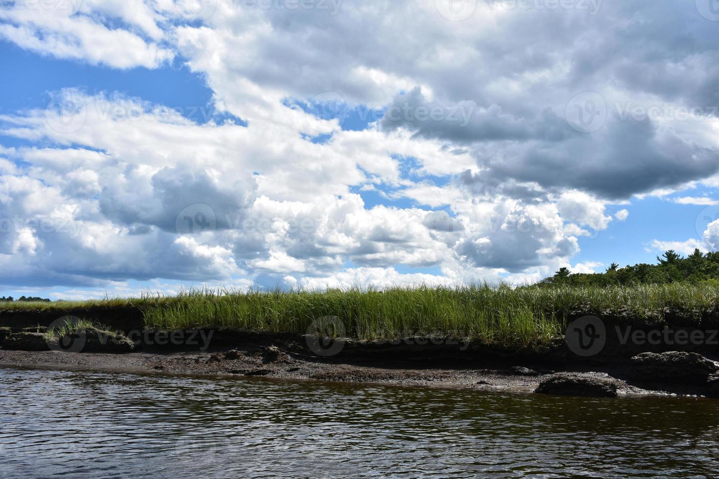 hermoso paisaje con un río de marea y un pantano foto