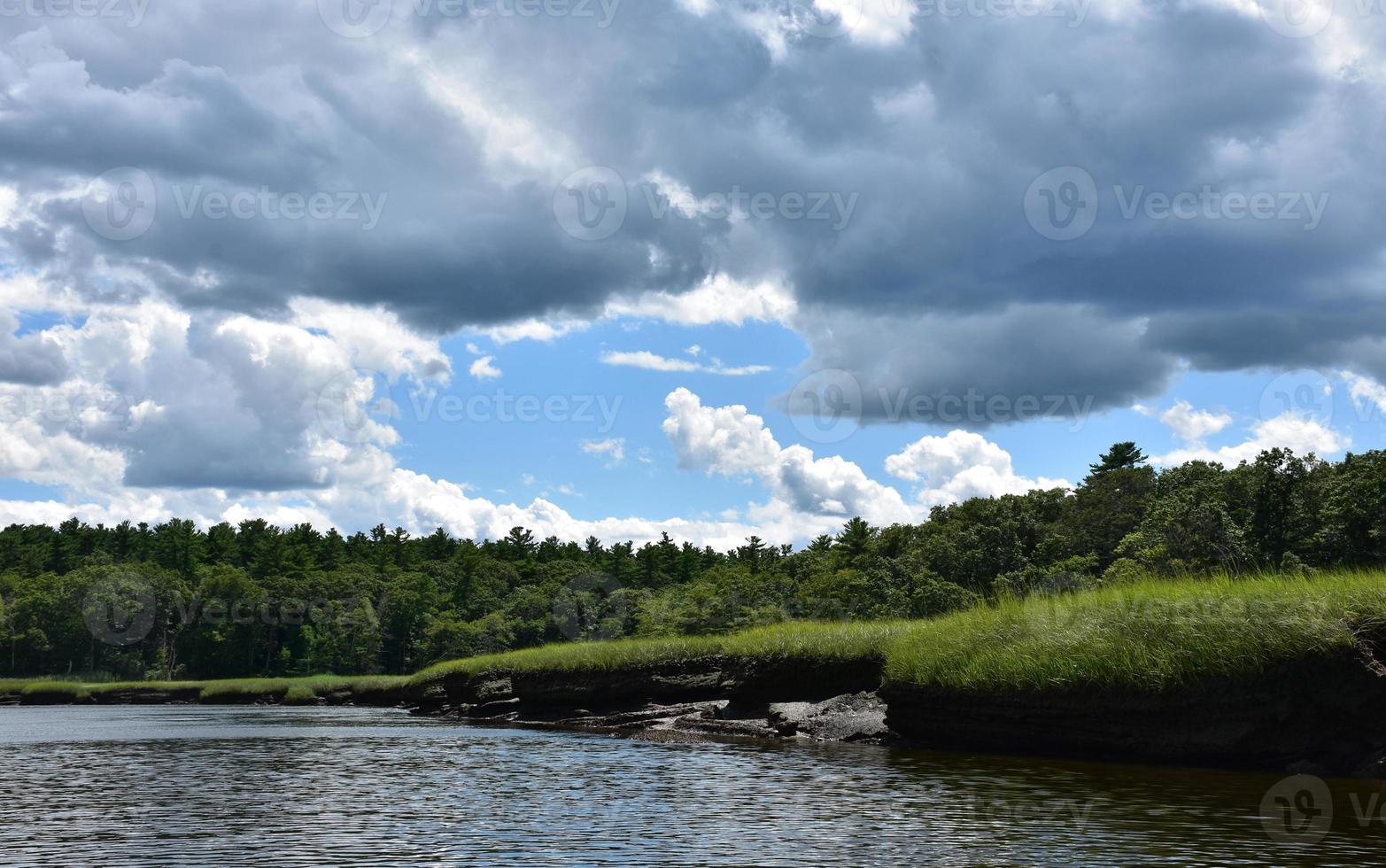 espesas nubes grises sobre un pantano de humedales foto