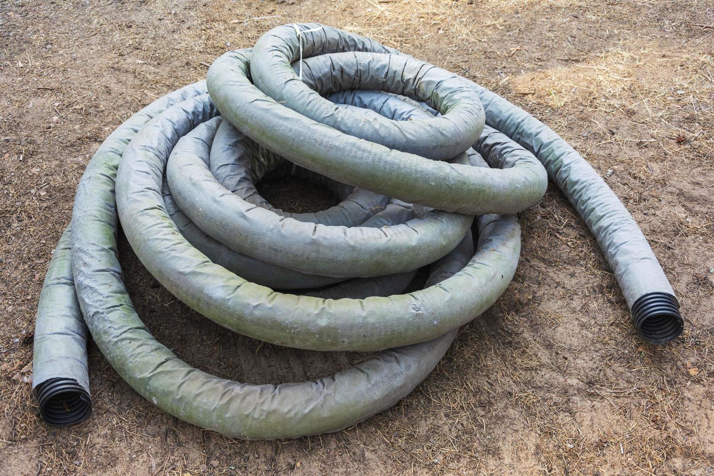 tubería corrugada gruesa, para un pozo de alcantarillado, bombeo de aguas residuales, drenaje de agua foto