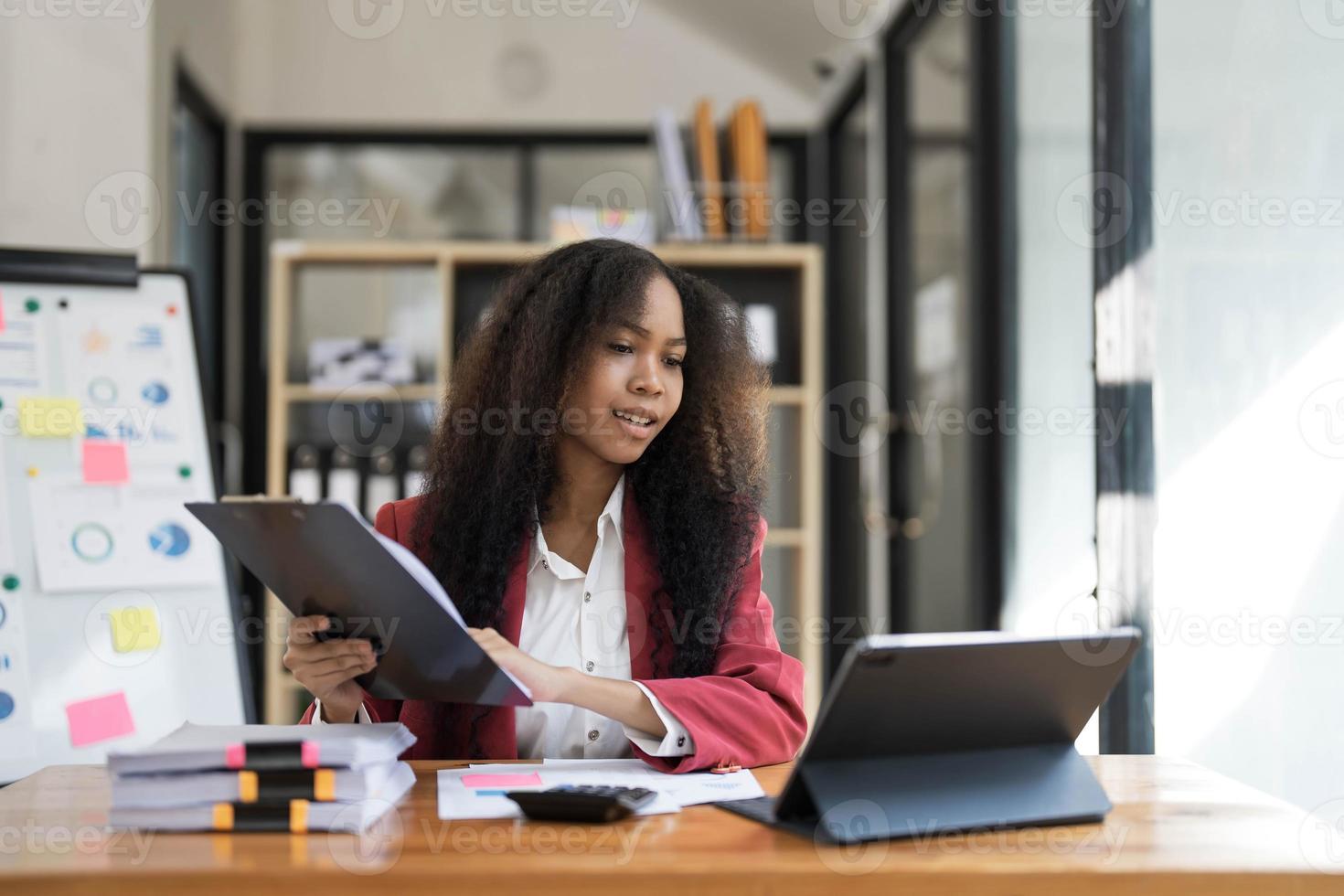 mujer de negocios asiática que usa calculadora y computadora portátil para hacer finanzas matemáticas en un escritorio de oficina, impuestos, informes, contabilidad, estadísticas y concepto de investigación analítica foto