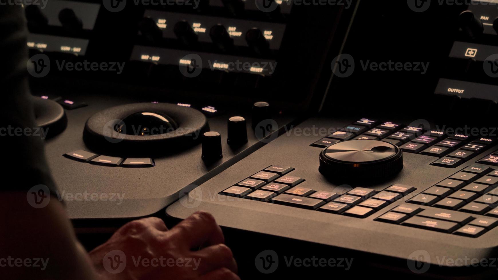 edite el panel de control de producción de video en el estudio. editor de edición y grado de película en la sala de publicación de películas. foto