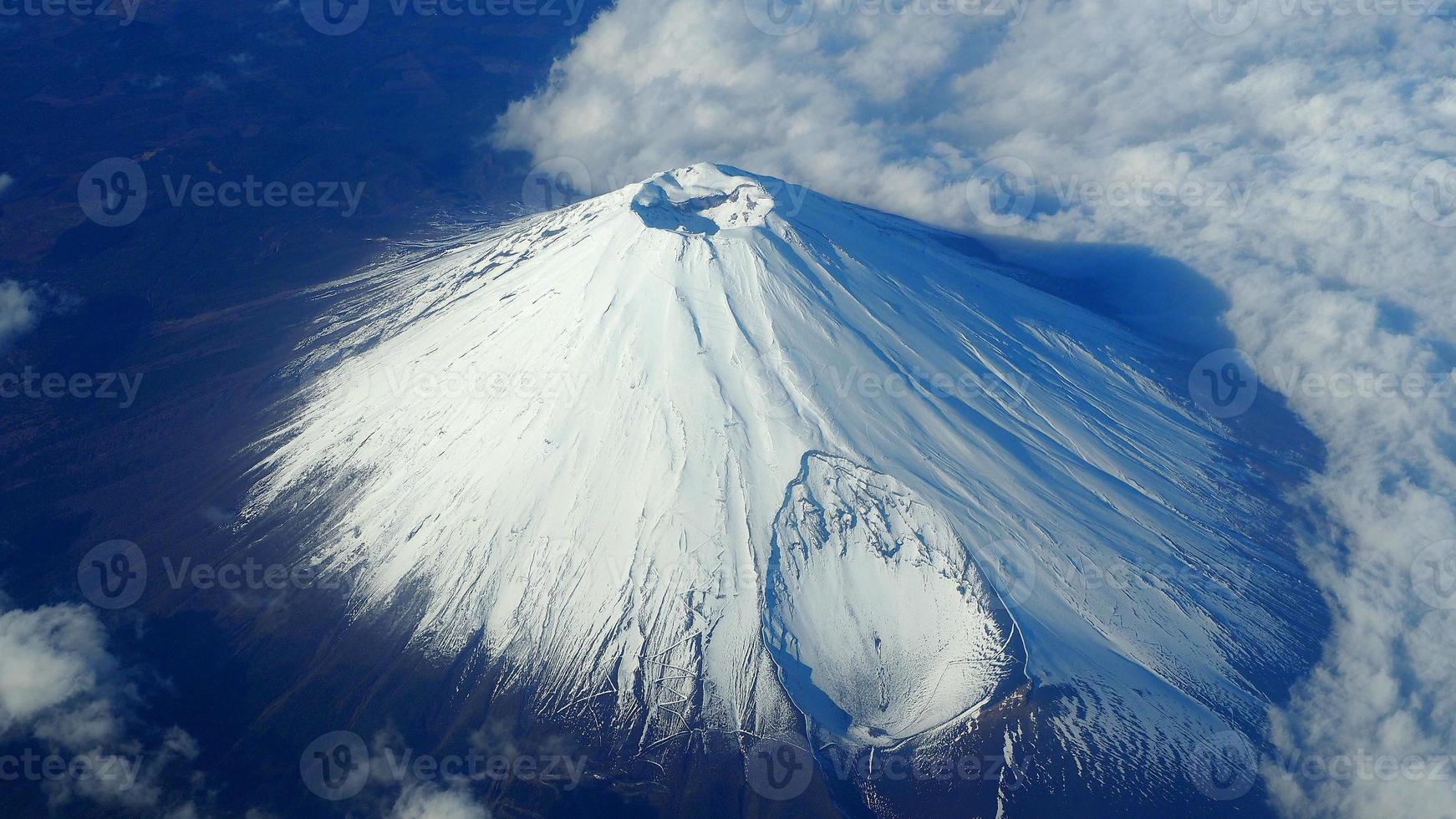 ángulo de visión superior de mt. montaña fuji y nieve blanca foto