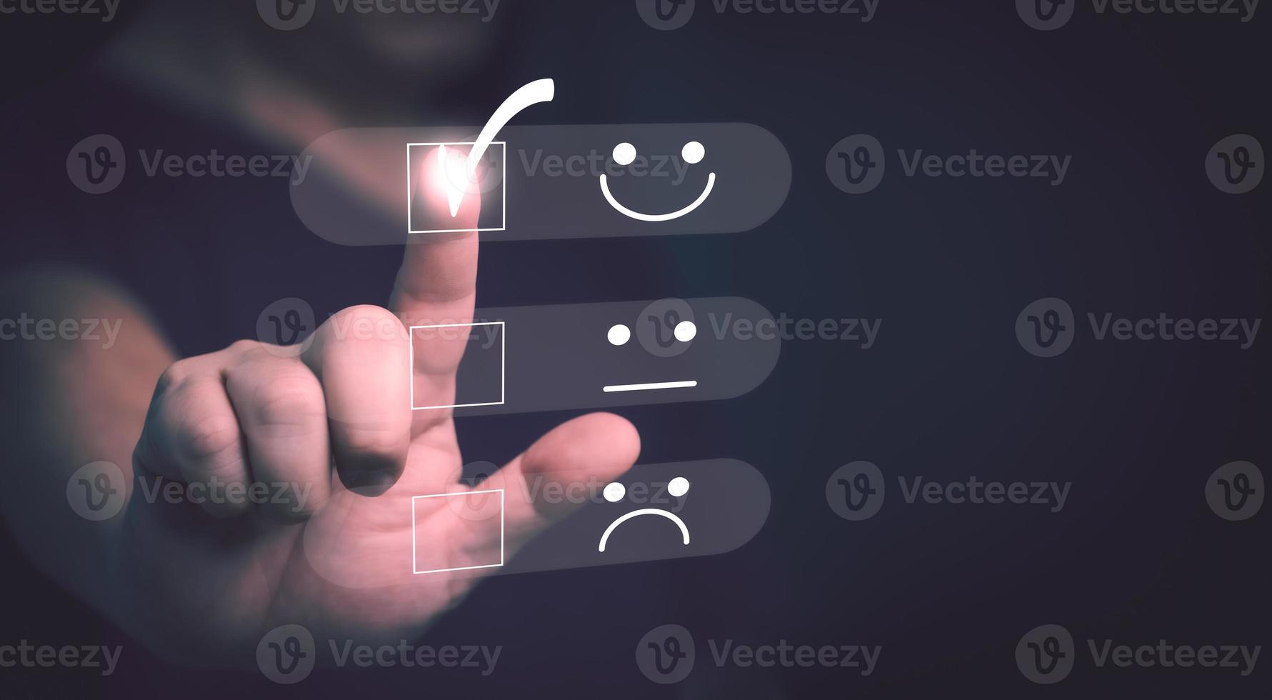 servicio al cliente y concepto de satisfacción, gente de negocios tocando la pantalla virtual en el icono de la cara de sonrisa feliz para dar satisfacción en el servicio, calificando muy impresionado. foto