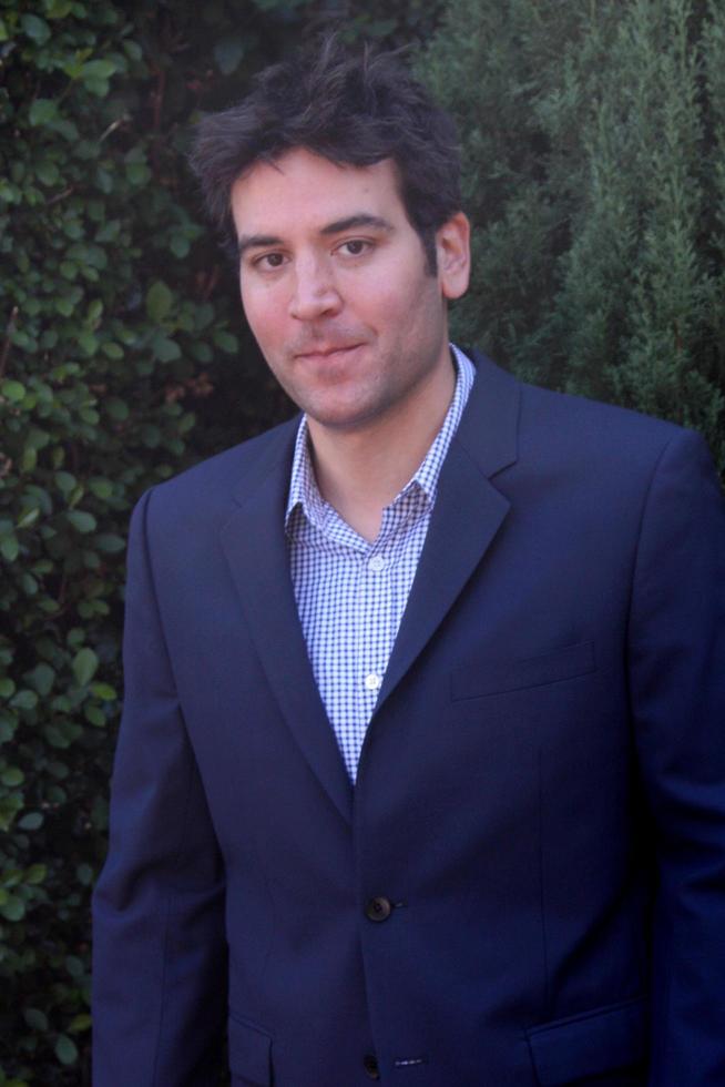 los angeles, sep 29 - josh radnor en el brunch anual de la fundación rape en green acres estate el 29 de septiembre de 2013 en beverly hills, ca foto