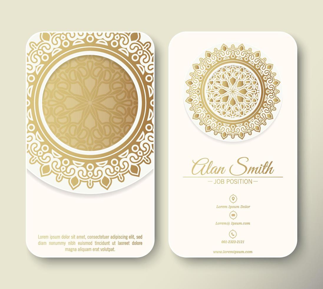 Tarjeta decorativa mandala de lujo en color dorado. vector