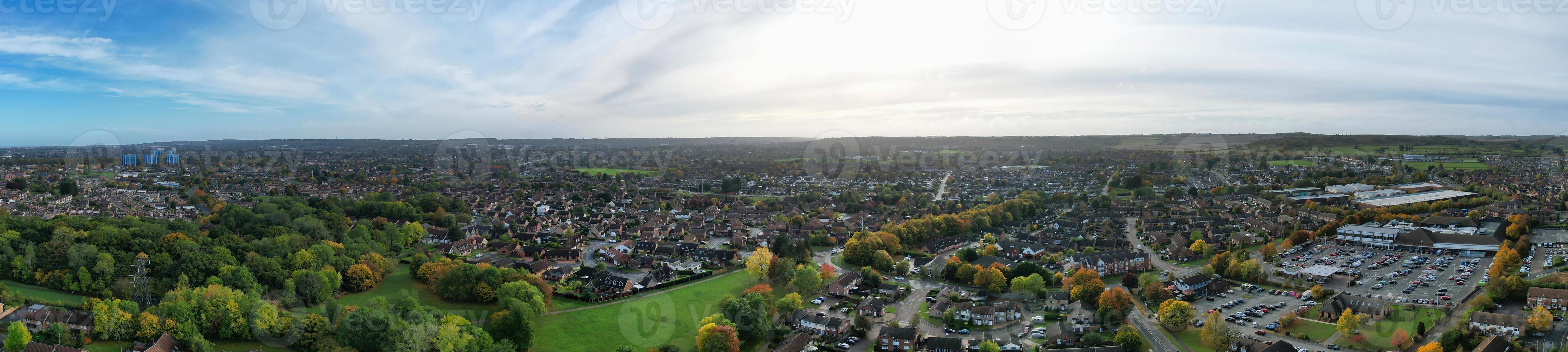 vista aérea de alto ángulo de la ciudad británica en un hermoso día de invierno foto