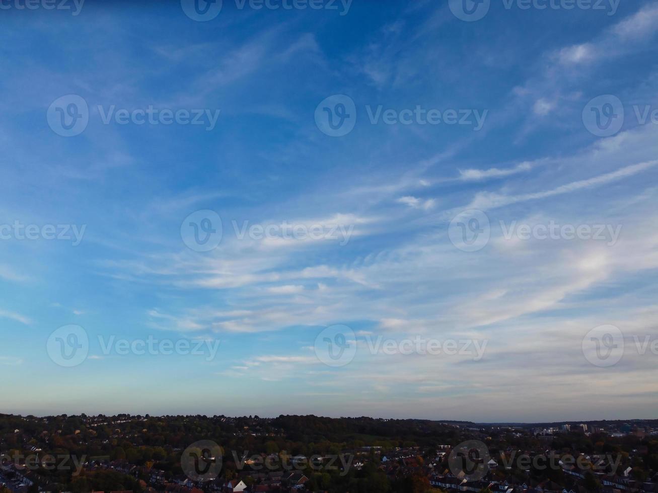 Las nubes y el cielo más bellos de la ciudad de London Luton en Inglaterra foto