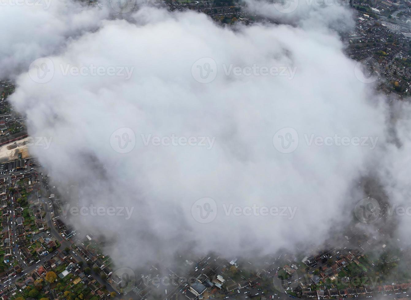 Las nubes y el cielo más bellos de la ciudad de London Luton en Inglaterra foto