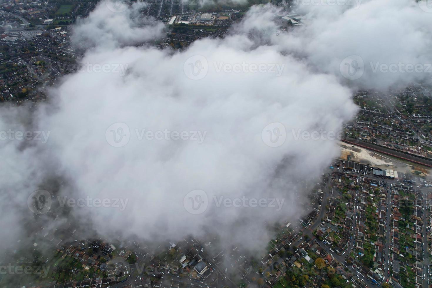 Las nubes y el cielo más bellos de la ciudad de London Luton en Inglaterra foto