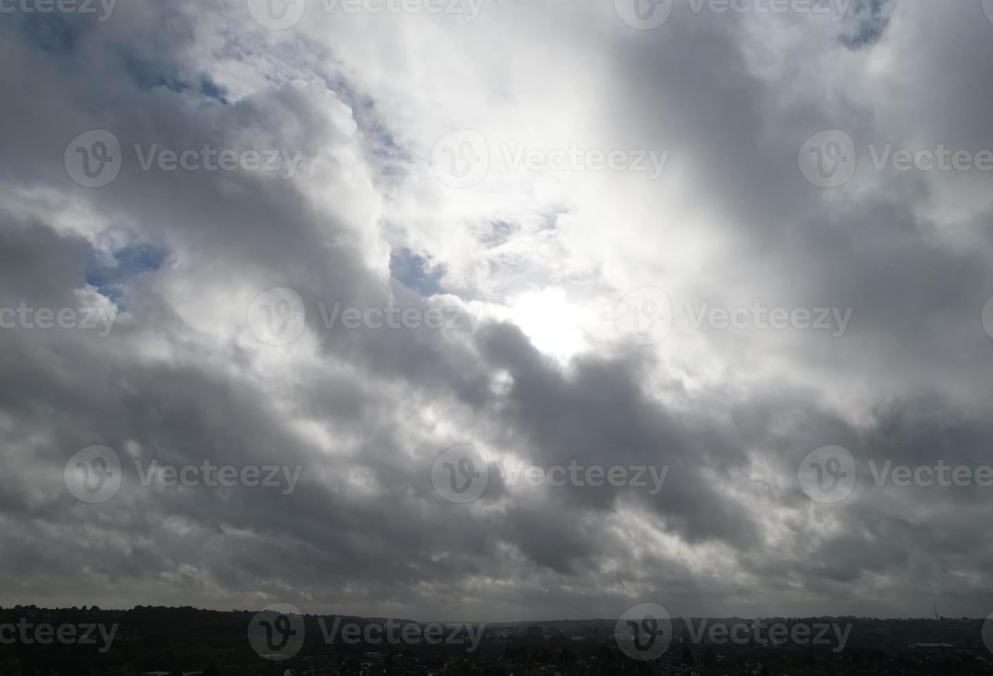 Las nubes y el cielo más bellos de la ciudad de London Luton en Inglaterra foto