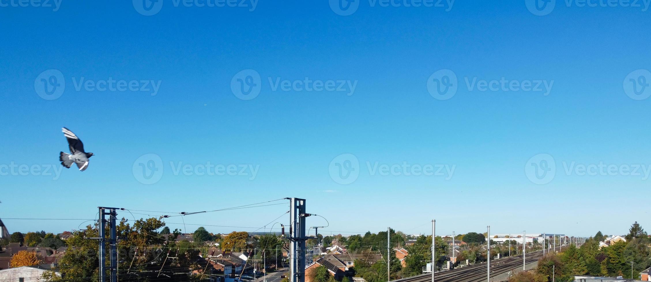 vista aérea de alto ángulo de la ciudad británica en un hermoso día de invierno foto