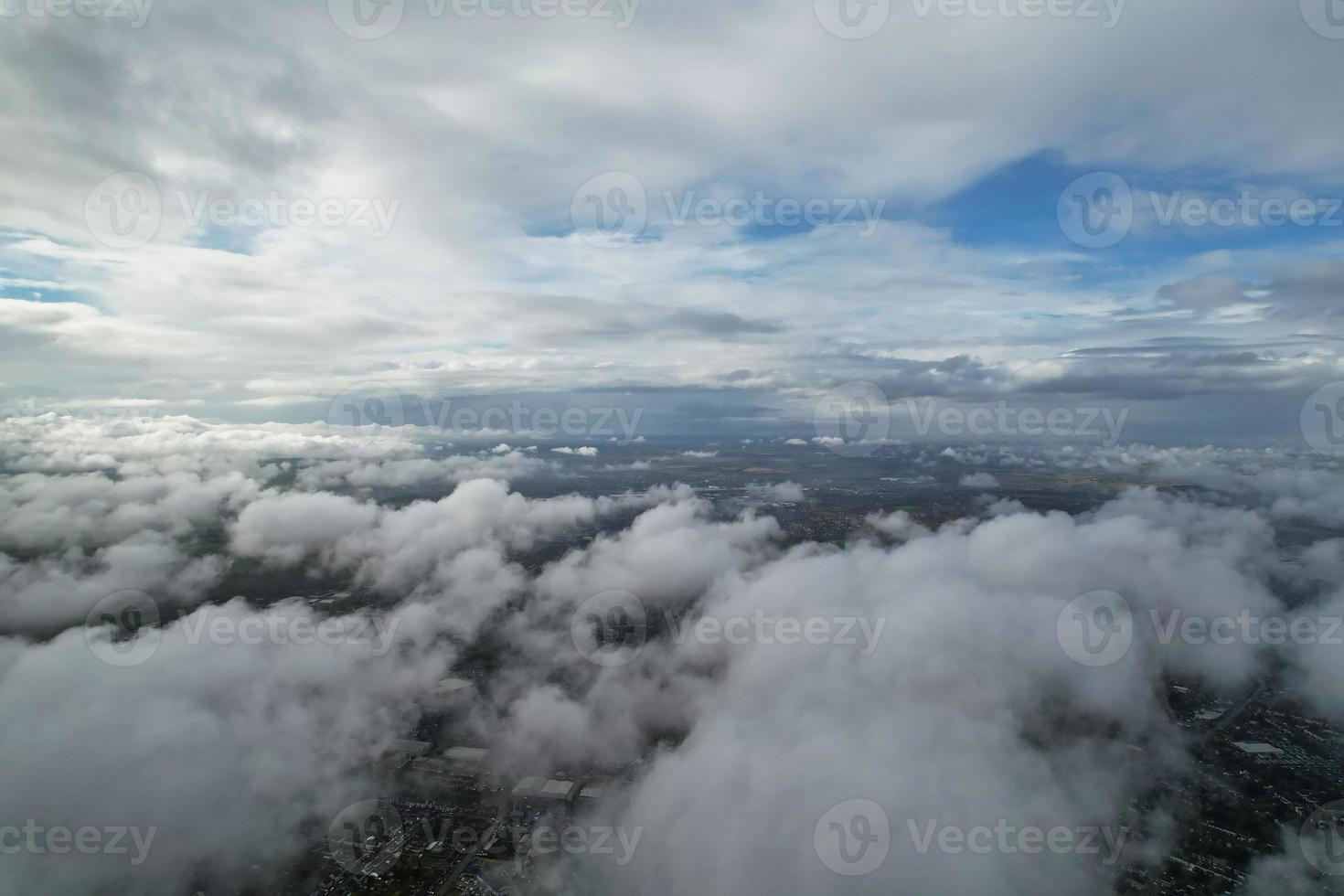 Las nubes y el cielo más bellos de la ciudad de London Luton en Inglaterra foto