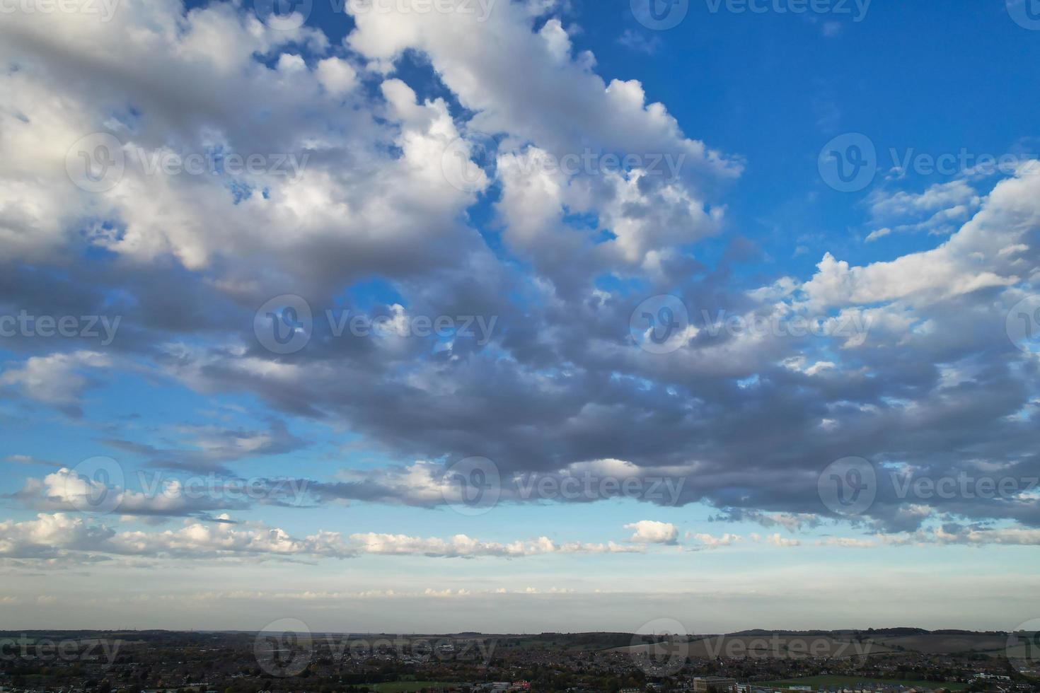 Las nubes y el cielo más bellos de la ciudad de London Luton en Inglaterra foto