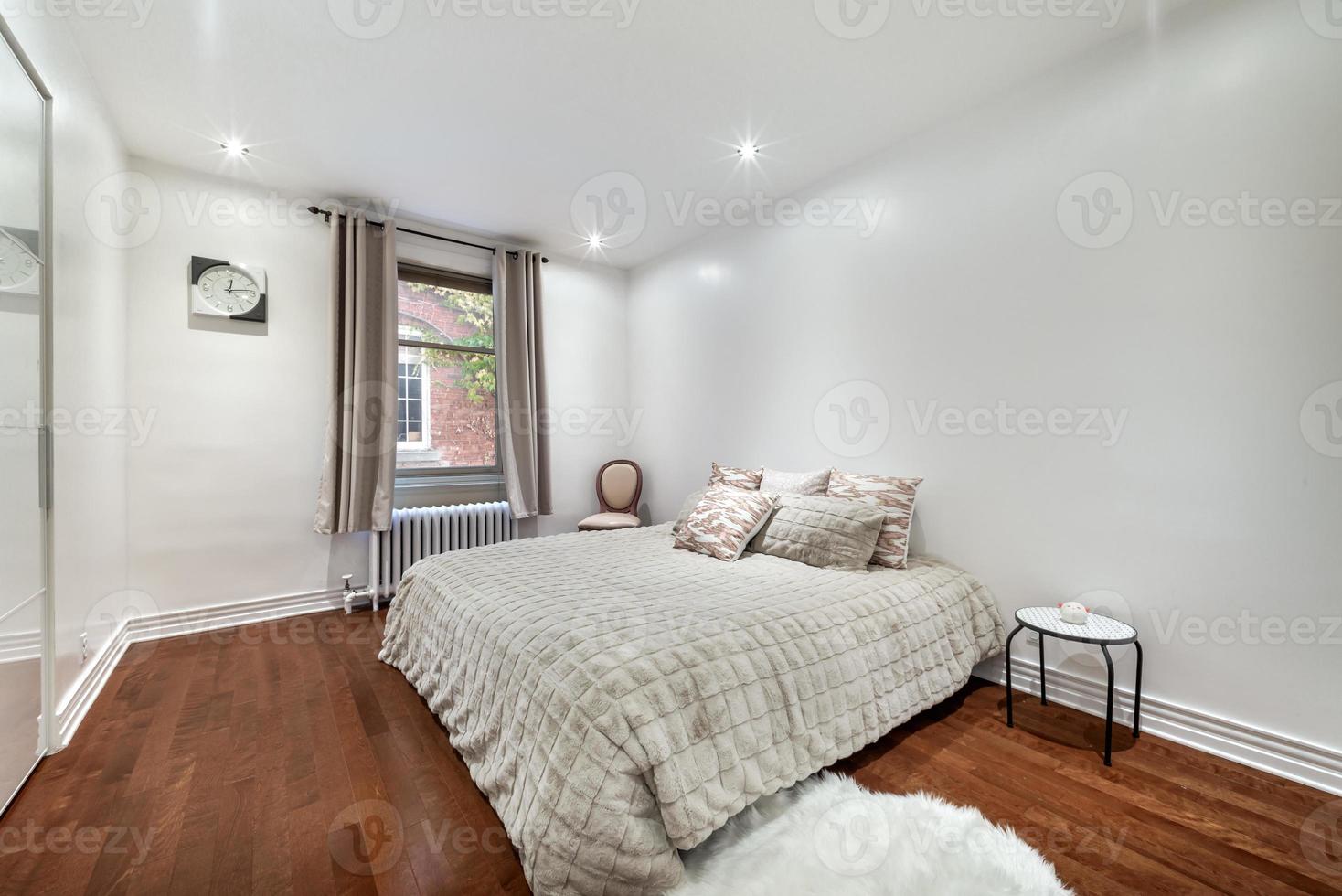 Apartamento moderno de lujo de alta gama completamente amueblado en Montreal con sótano terminado, dormitorios, lavandería, cocina, patio trasero y sala de estar. foto