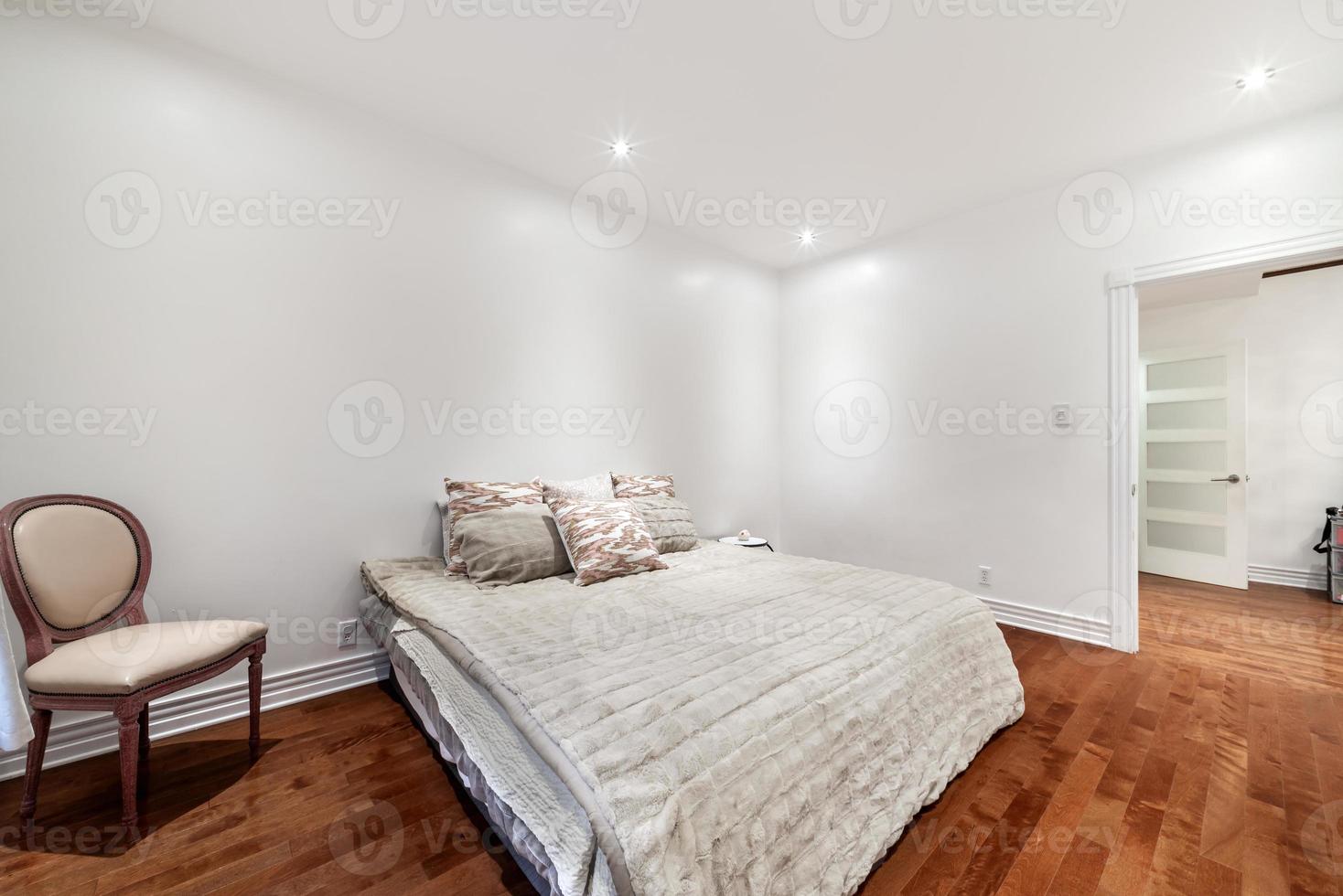 Apartamento moderno de lujo de alta gama completamente amueblado en Montreal con sótano terminado, dormitorios, lavandería, cocina, patio trasero y sala de estar. foto