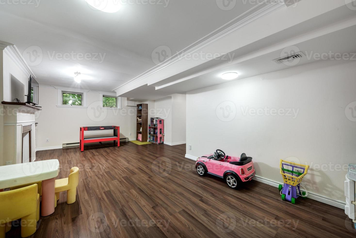 Apartamento moderno de lujo de alta gama completamente amueblado en Montreal con sótano terminado, dormitorios, lavandería, cocina, patio trasero y sala de estar. foto