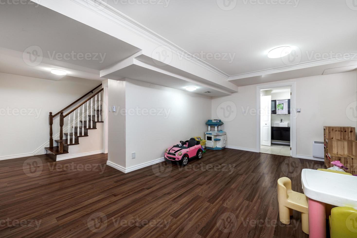 Apartamento moderno de lujo de alta gama completamente amueblado en Montreal con sótano terminado, dormitorios, lavandería, cocina, patio trasero y sala de estar. foto