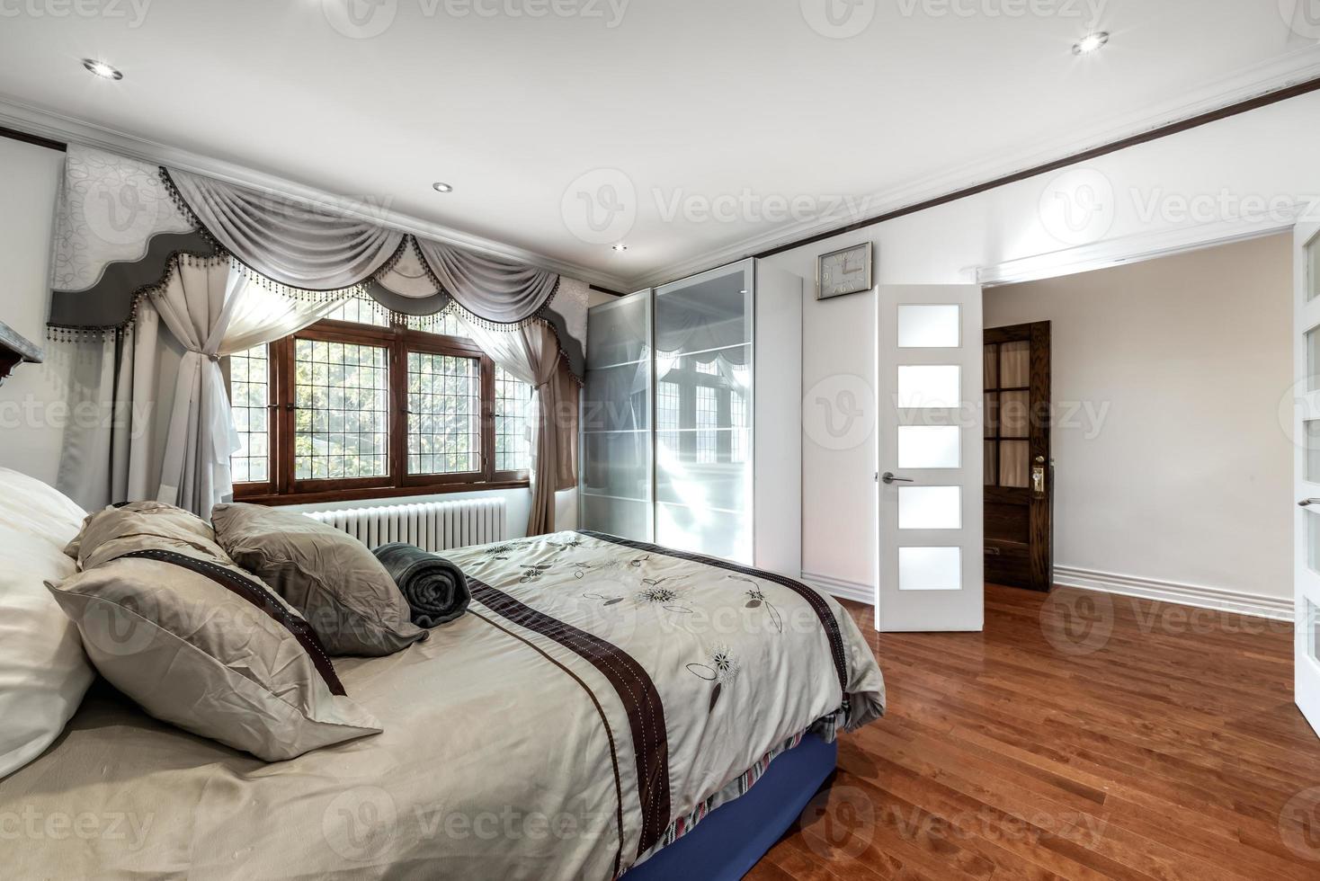 Apartamento moderno de lujo de alta gama completamente amueblado en Montreal con sótano terminado, dormitorios, lavandería, cocina, patio trasero y sala de estar. foto