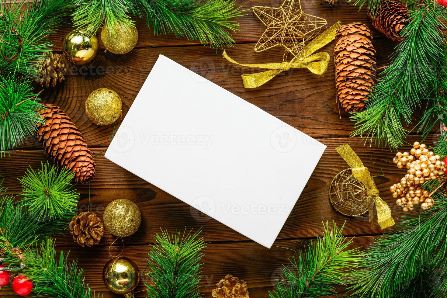 un hermoso fondo navideño con hermosos adornos y un papel en blanco para los deseos foto