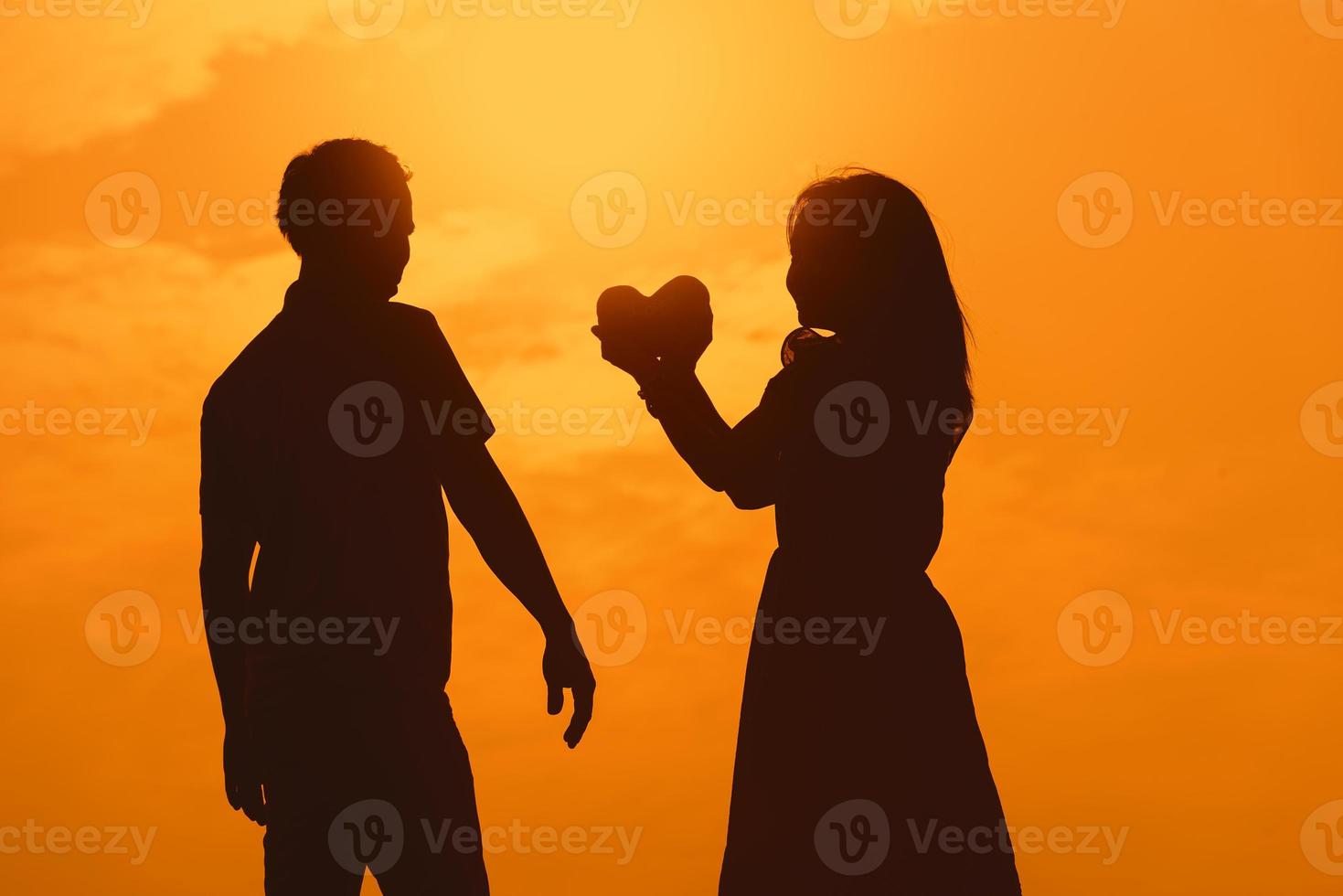 feliz pareja joven juntos contra la hermosa puesta de sol. libertad, foto