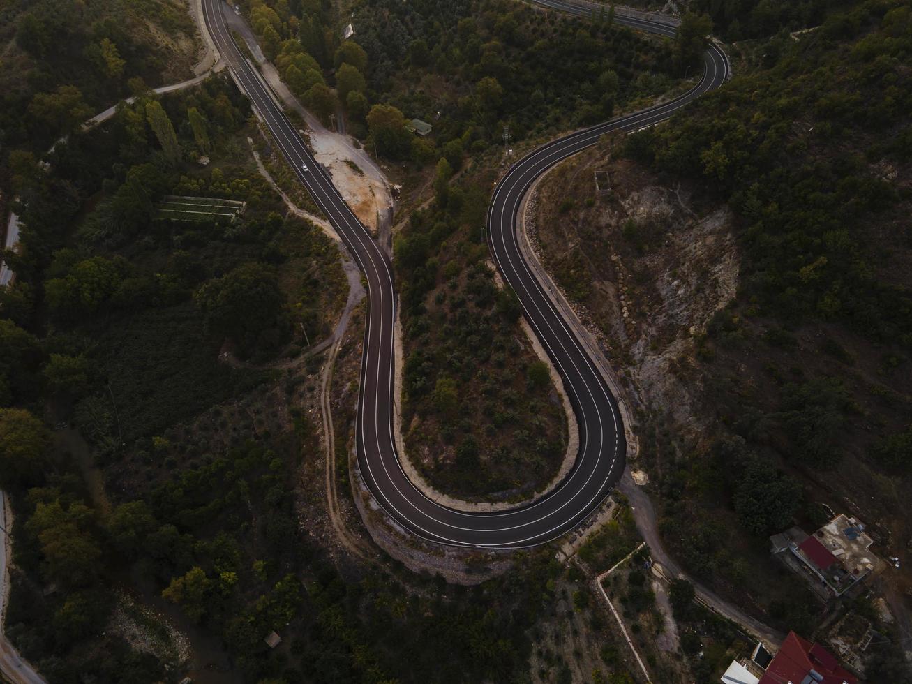 valle aéreo y carretera, vista superior, asombroso fondo natural. dron volador al atardecer, paisaje marino foto