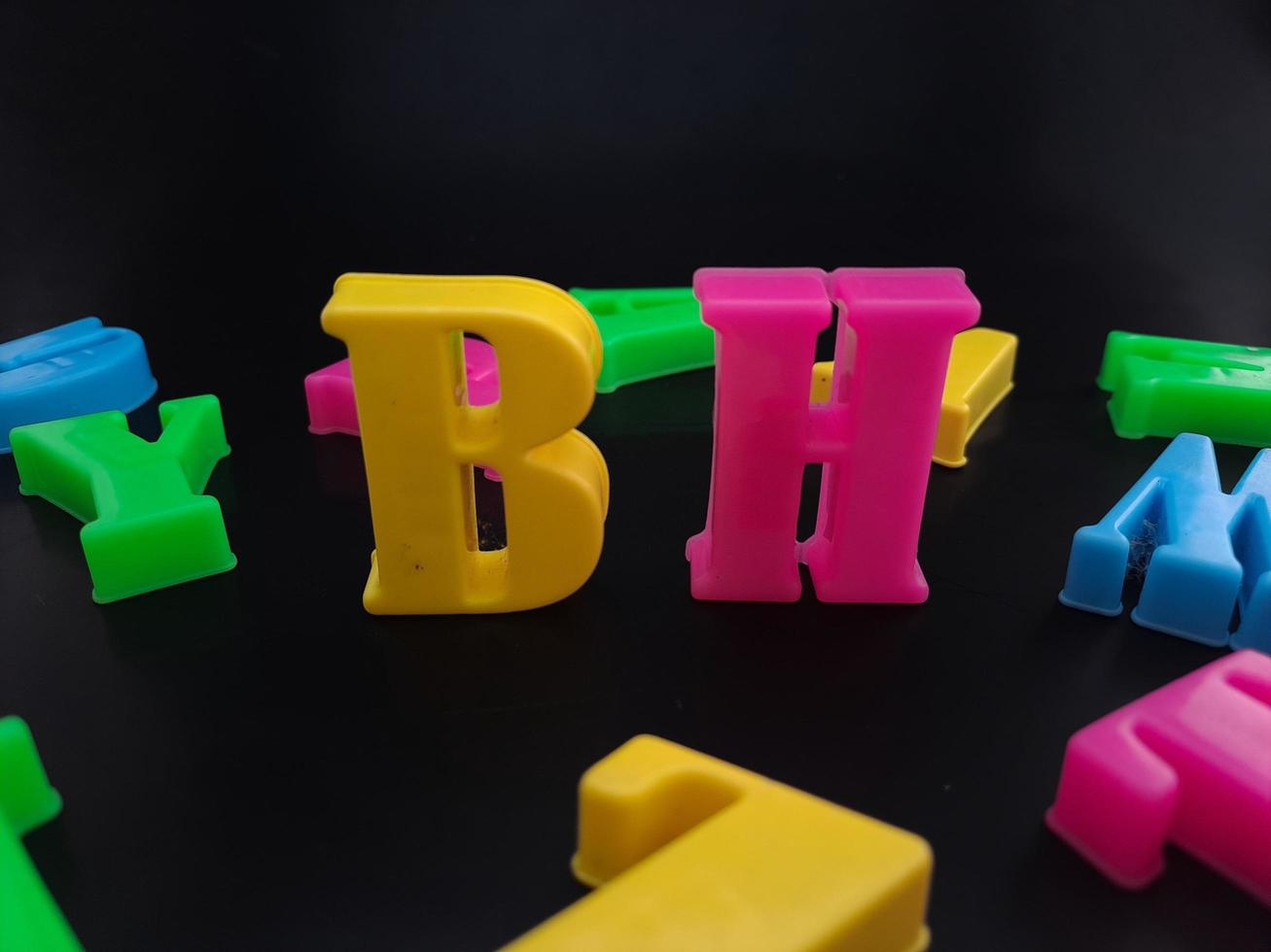 primer plano de alfabetos coloridos sobre fondo negro perfecto para la educación de los niños foto