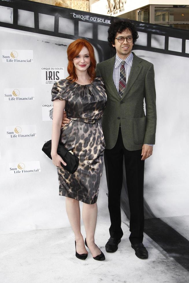 los angeles, 25 de septiembre - christina hendricks geoffrey arend llegando al iris, un viaje por el mundo del cine del cirque du soleil estreno en el teatro kodak el 25 de septiembre de 2011 en los angeles, ca foto