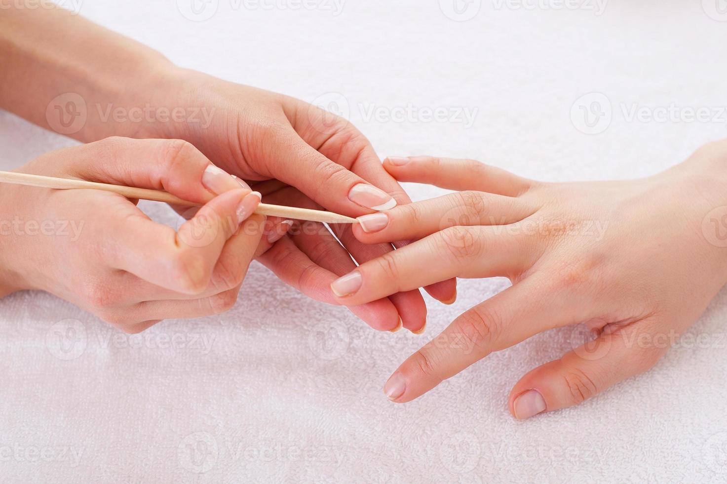 preparación de uñas para manicura. primer plano del maestro de manicura preparando las uñas de los clientes para la manicura foto