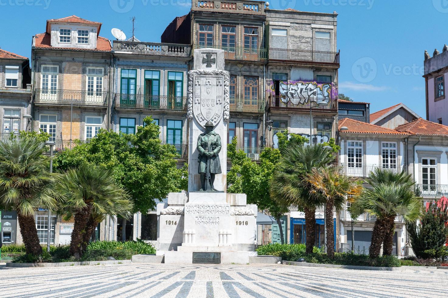 monumento aos mortos da grande guerra en porto en un día soleado en el verano de 2022. foto