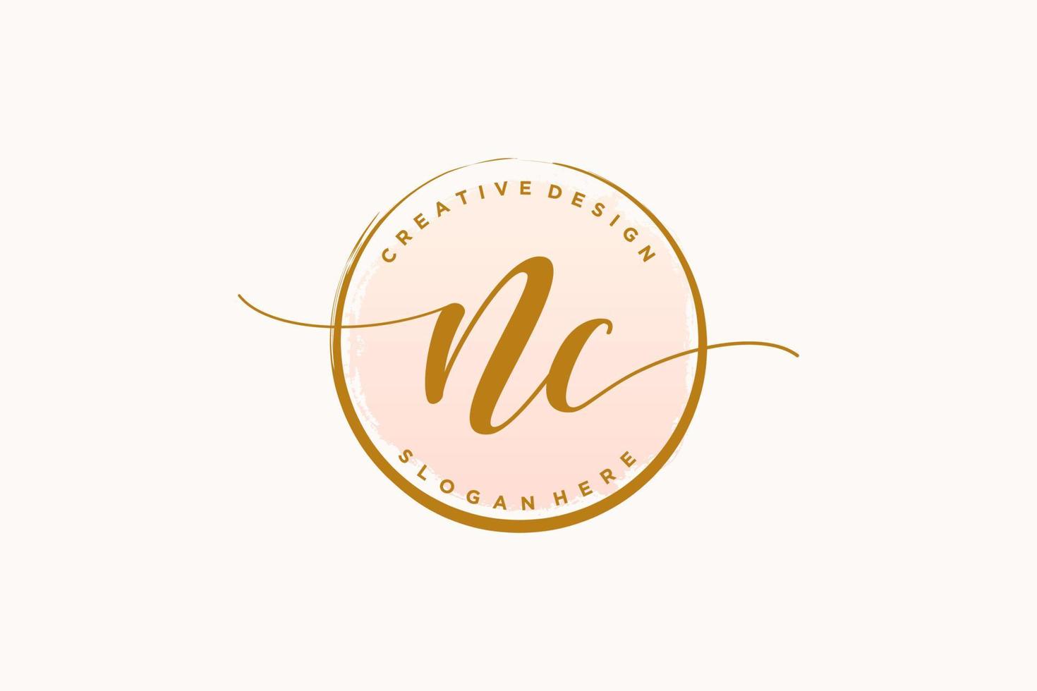 logotipo inicial de escritura a mano nc con firma vectorial de plantilla de círculo, boda, moda, floral y botánica con plantilla creativa. vector