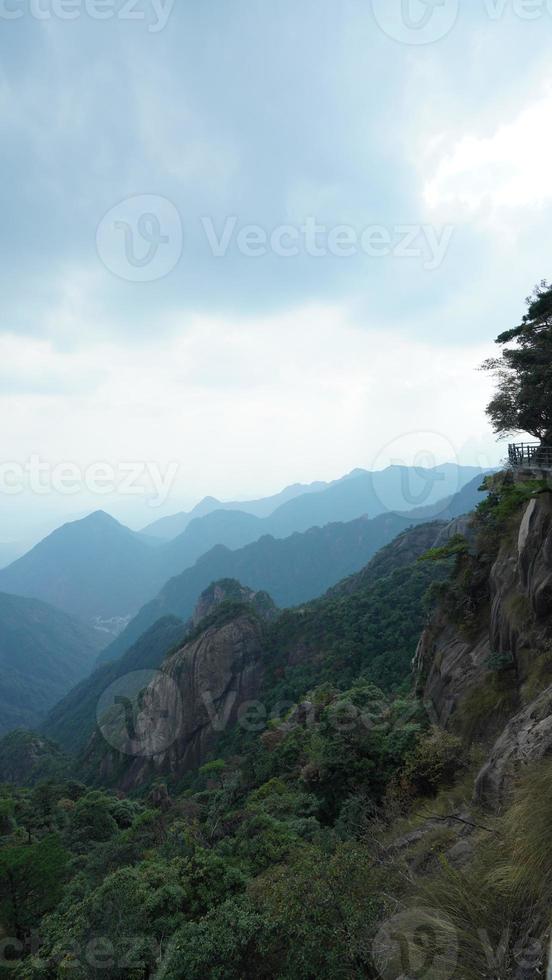 los hermosos paisajes montañosos con el bosque verde y un camino de tablones construido a lo largo de un acantilado en el campo de china foto