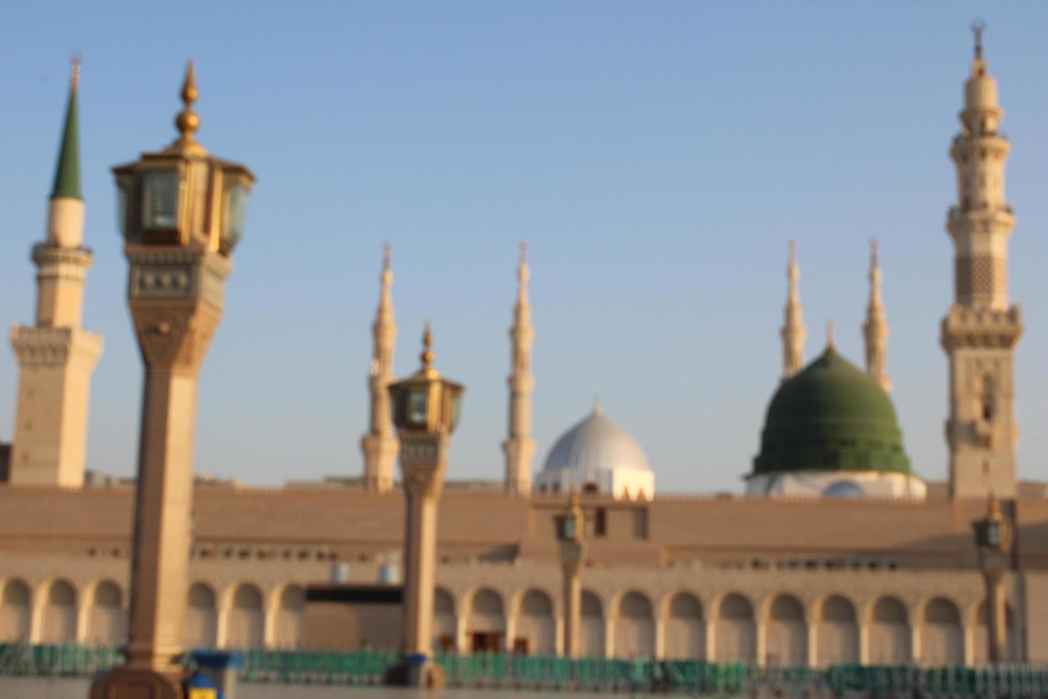 medina, arabia saudita, octubre de 2022 - hermosa vista diurna de masjid al nabawi, cúpula verde de medina, minaretes y patio de la mezquita. foto