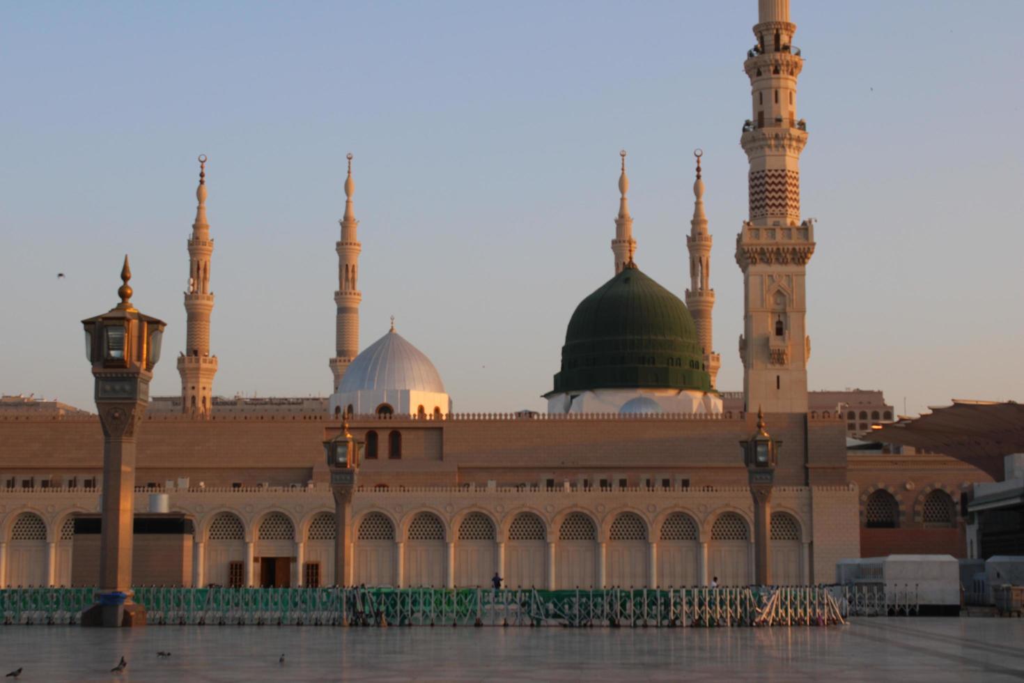 medina, arabia saudita, octubre de 2022 - hermosa vista diurna de masjid al nabawi, cúpula verde de medina, minaretes y patio de la mezquita. foto