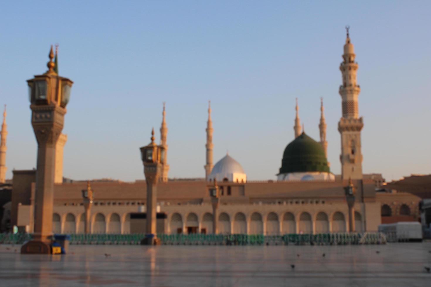 medina, arabia saudita, octubre de 2022 - hermosa vista diurna de masjid al nabawi, cúpula verde de medina, minaretes y patio de la mezquita. foto