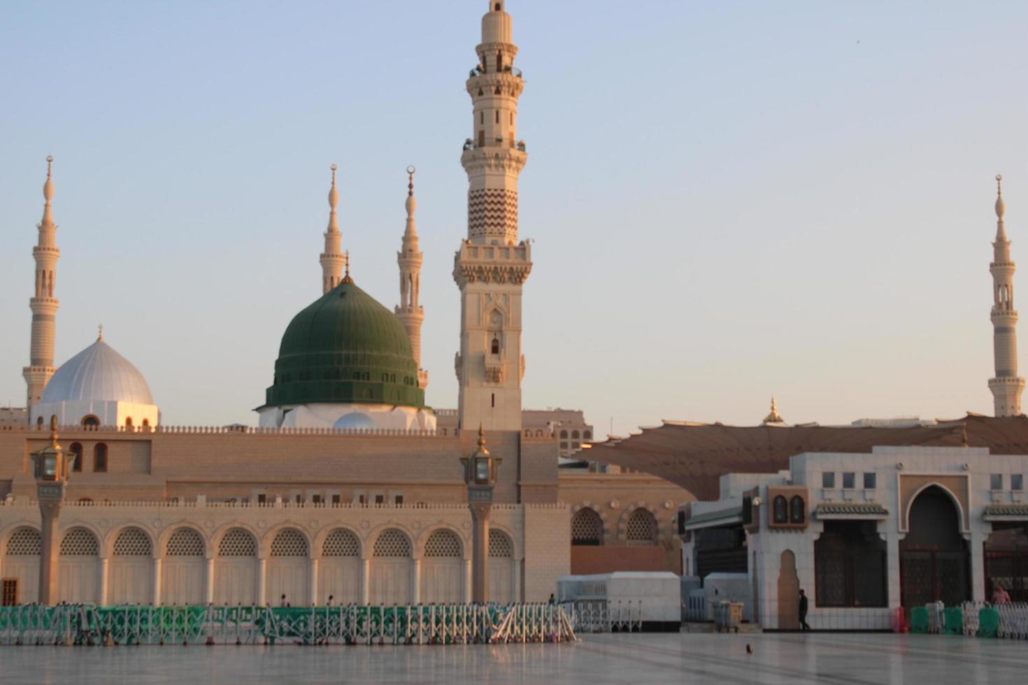 medina, arabia saudita, octubre de 2022 - hermosa vista diurna de masjid al nabawi, cúpula verde de medina, minaretes y patio de la mezquita. foto