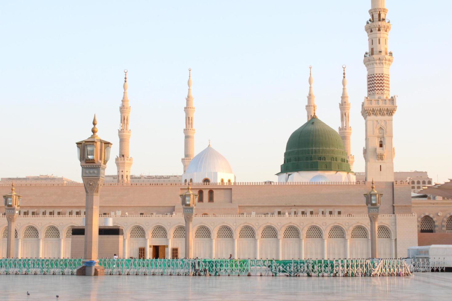 medina, arabia saudita, octubre de 2022 - hermosa vista diurna de masjid al nabawi, cúpula verde de medina, minaretes y patio de la mezquita. foto