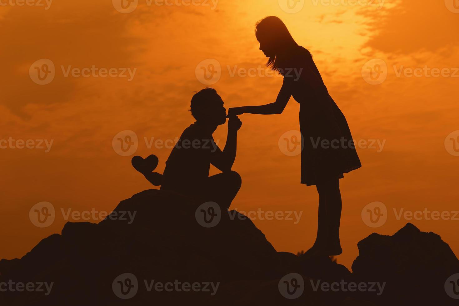 feliz pareja joven juntos contra la hermosa puesta de sol. libertad, foto