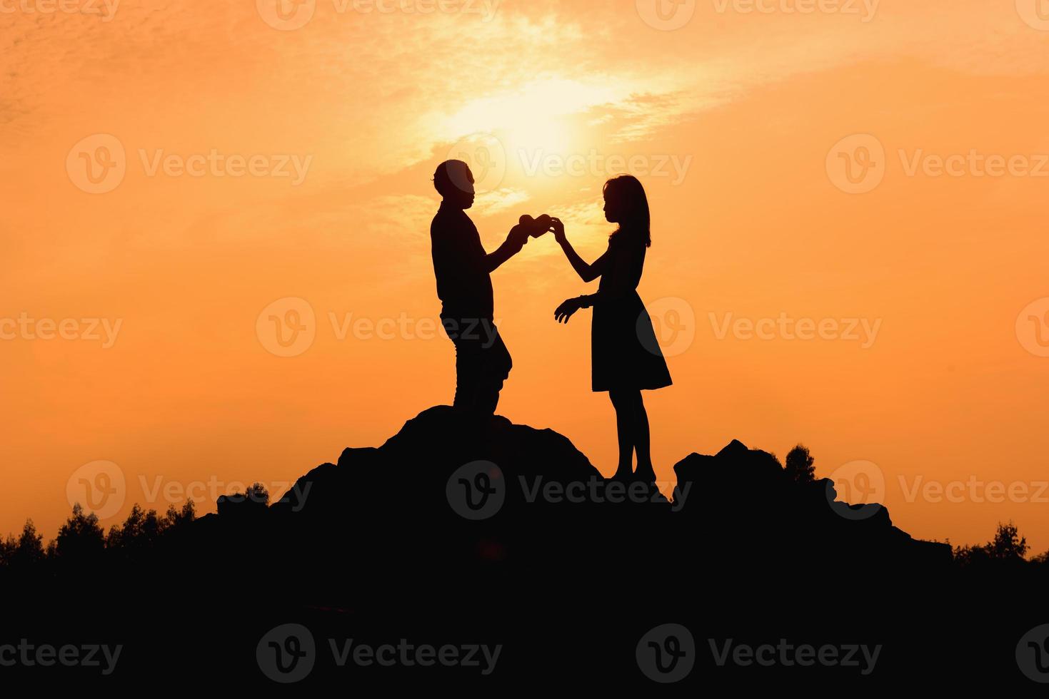 feliz pareja joven juntos contra la hermosa puesta de sol. libertad, foto