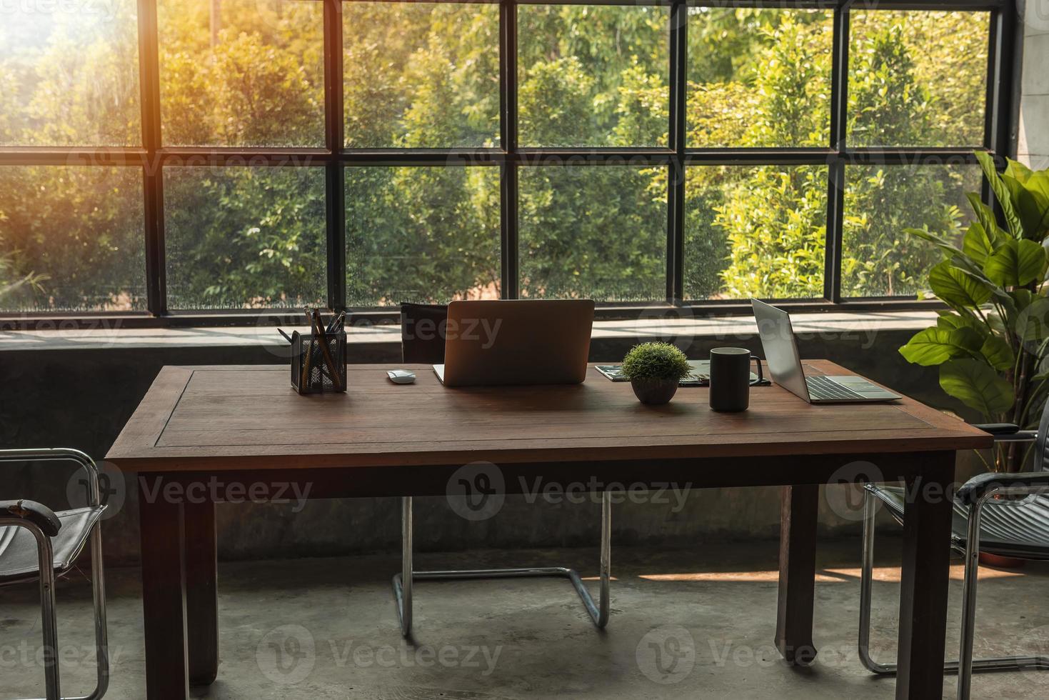 An organized workspace leads to more productivity. 13346070 Stock Photo ...