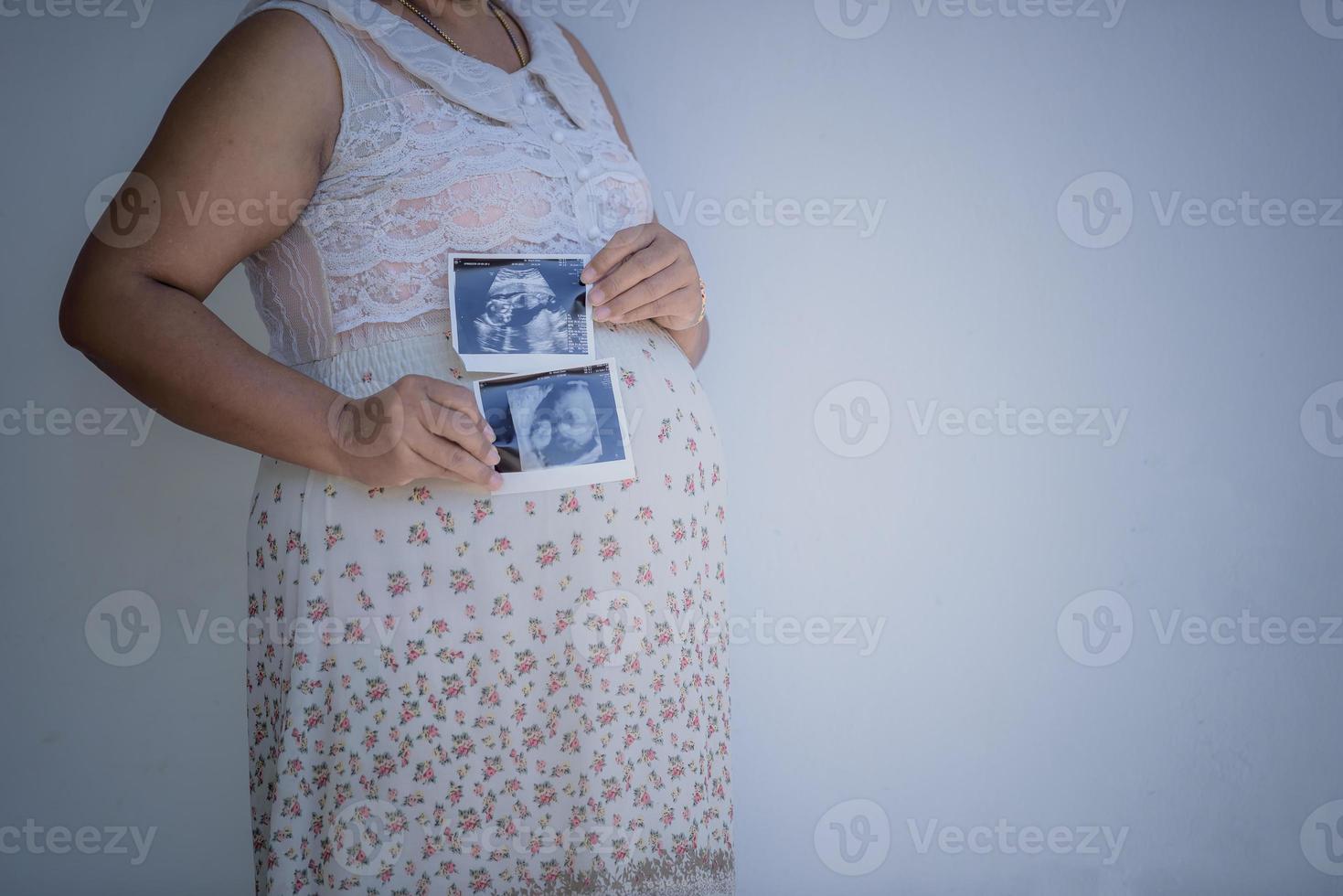 vientre de mujer embarazada. concepto de embarazo foto