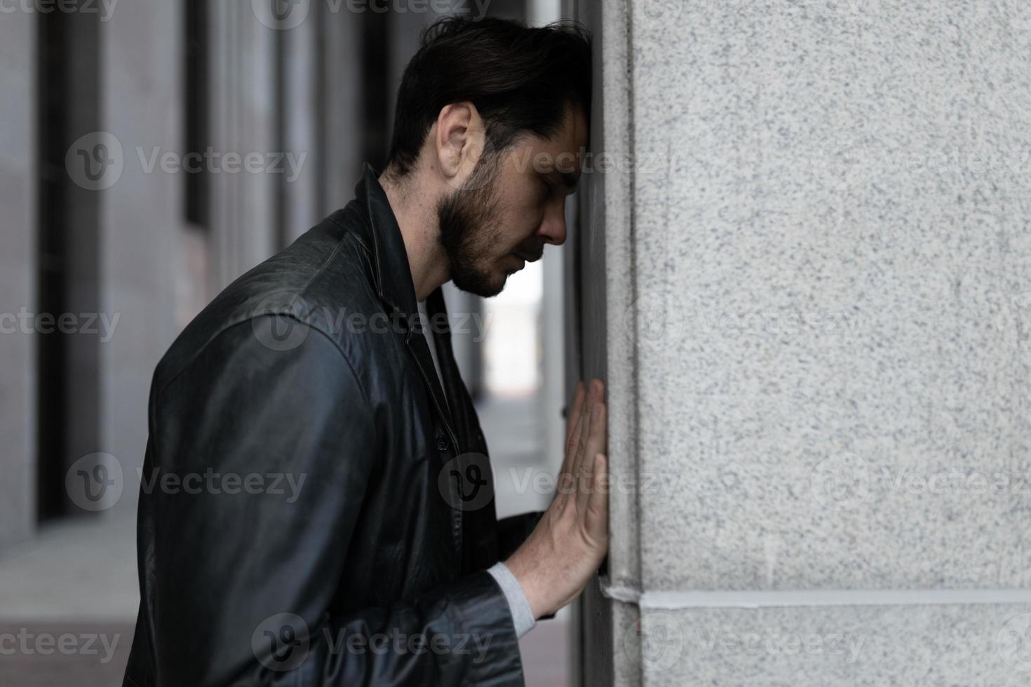 retrato de un hombre de mediana edad con trastorno de estrés postraumático foto