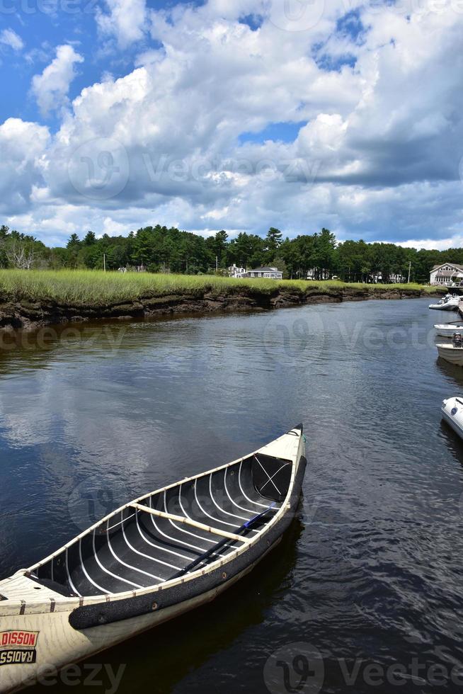 canoa a lo largo del río y la tierra pantanosa foto