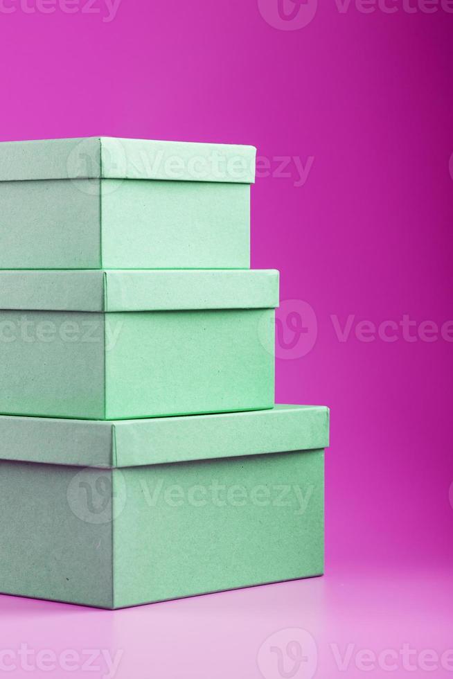 cajas sobre un fondo rosa en forma de pirámide. foto