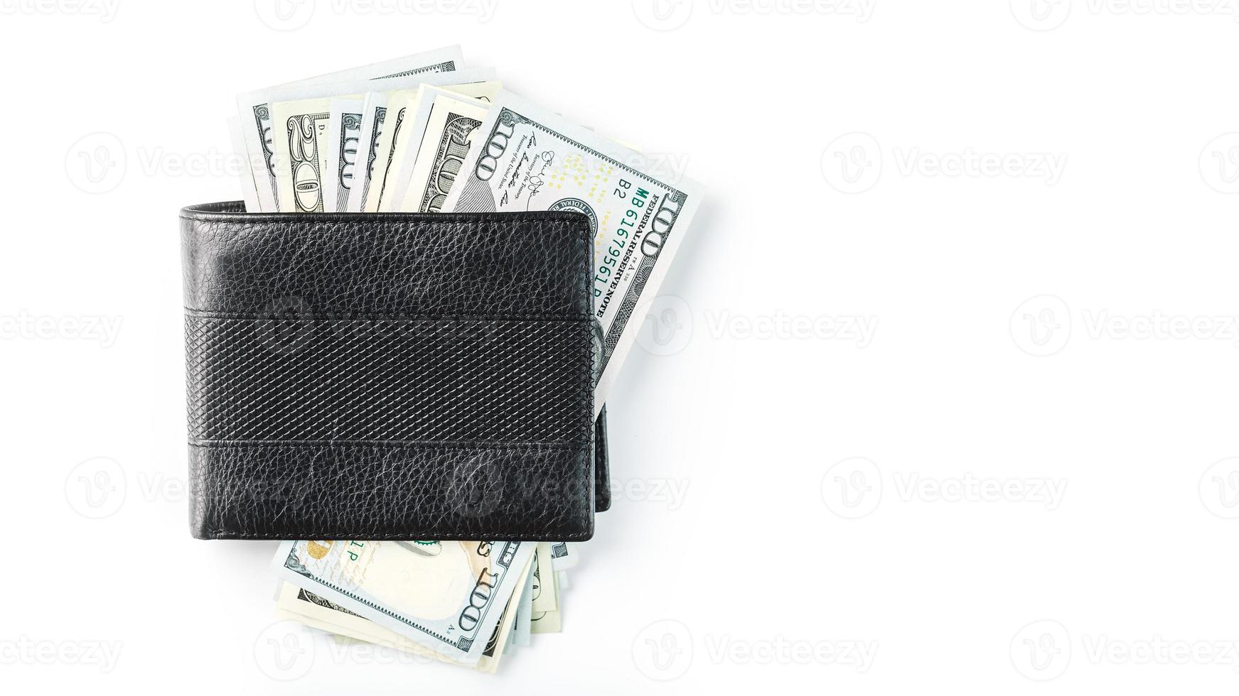 billetera negra con dólares de cuero genuino en un fondo blanco aislado. foto