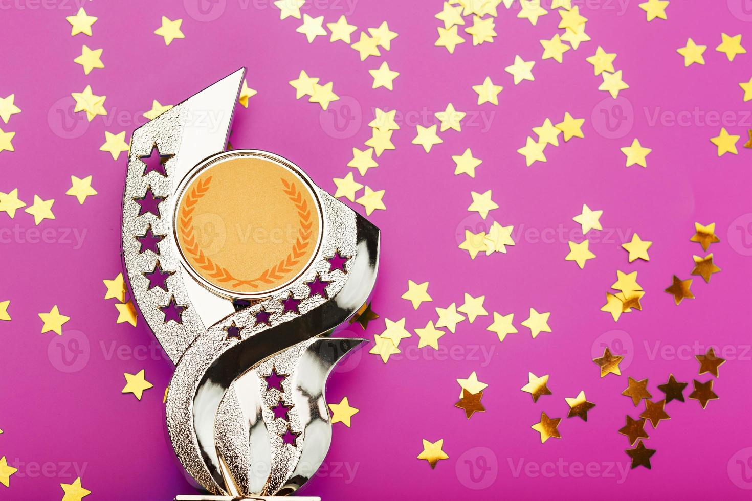 superpremio de oro con fuegos artificiales de estrellas sobre un fondo rosa. foto