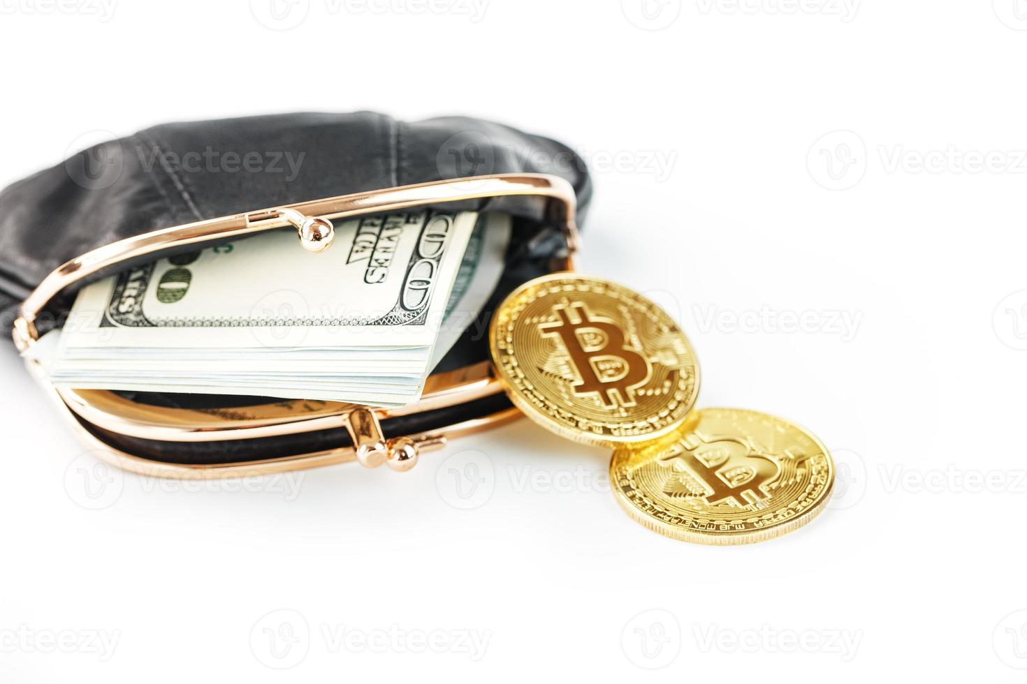billetera clásica negra con dólares y monedas de bitcoin en un fondo blanco. foto