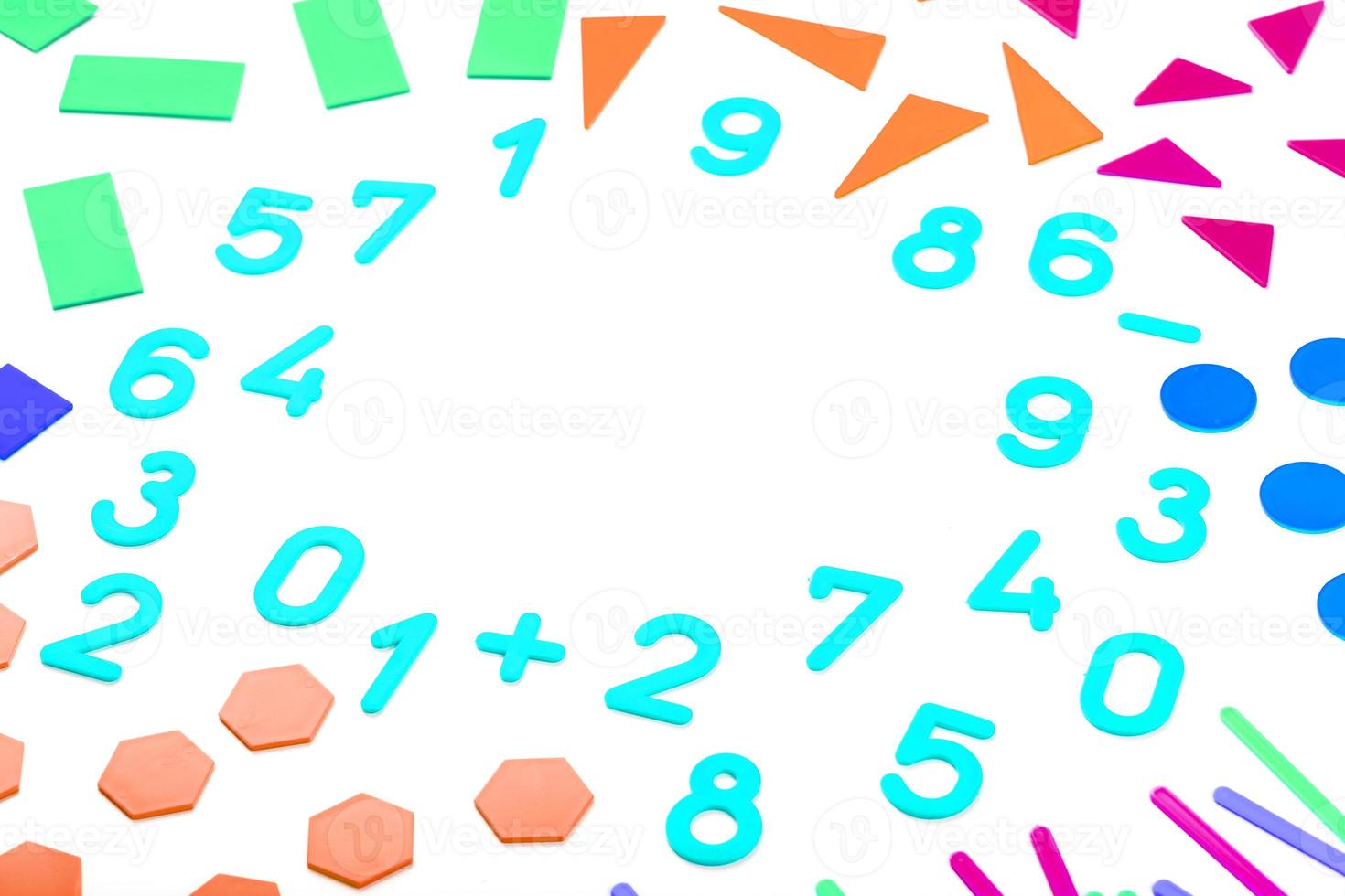 figuras coloridas y números para niños sobre un fondo blanco. una herramienta para desarrollar el pensamiento de los niños. foto