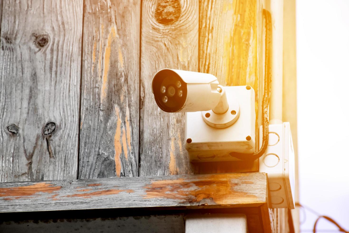 cámara ip cctv instalada en un poste de madera fuera de la casa para hacer la seguridad monitoreando a través del teléfono móvil y otros dispositivos inteligentes para salvar la propiedad y la vida humana. foto