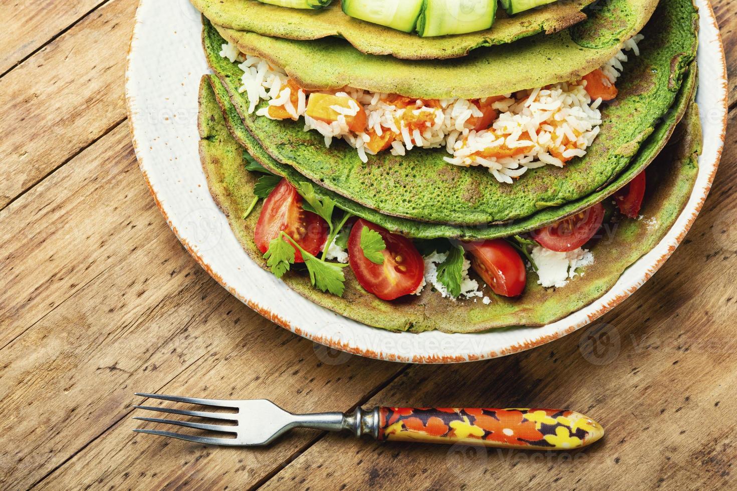 tortitas vegetarianas con relleno de verduras foto