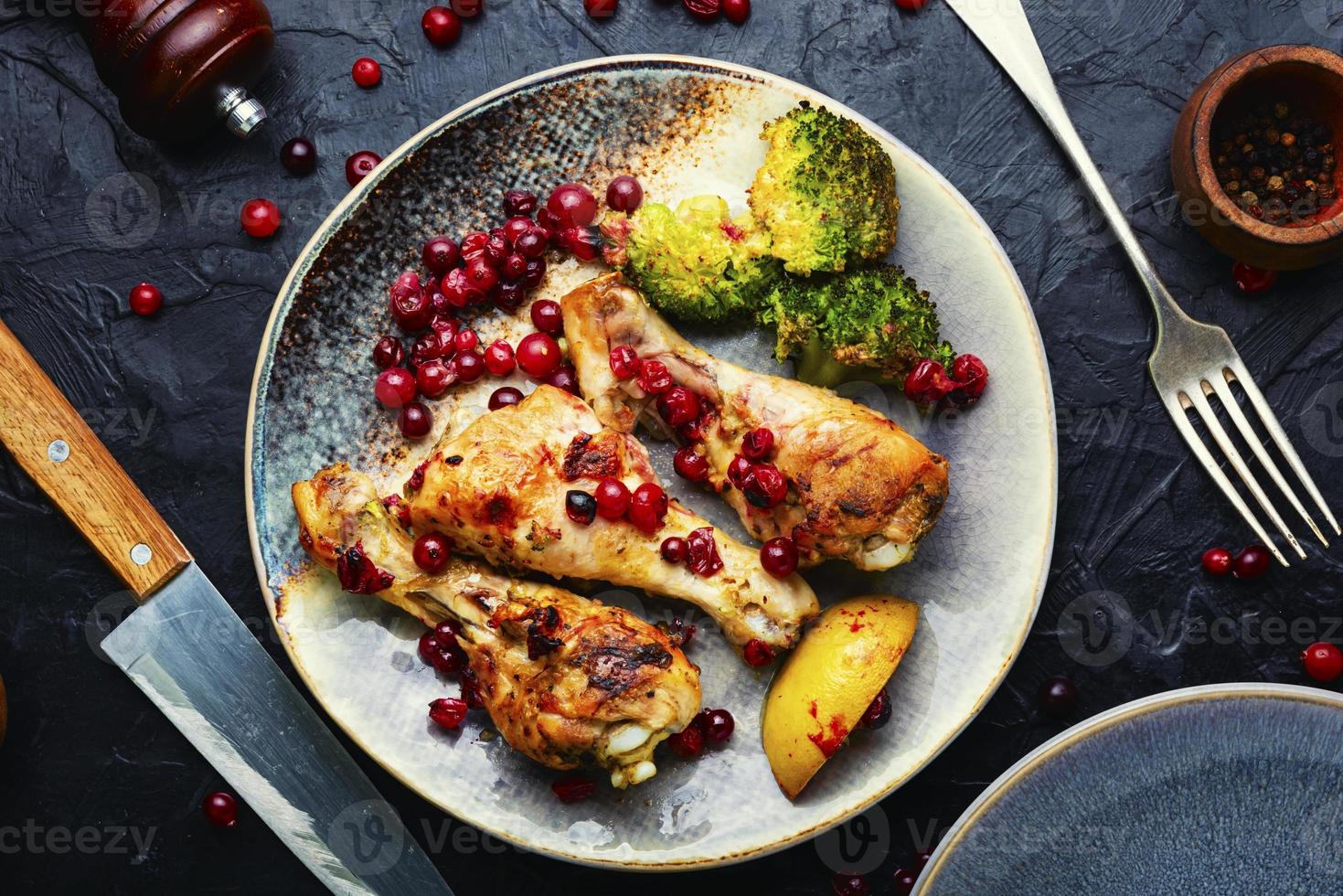 muslos de pollo al horno con brócoli. foto